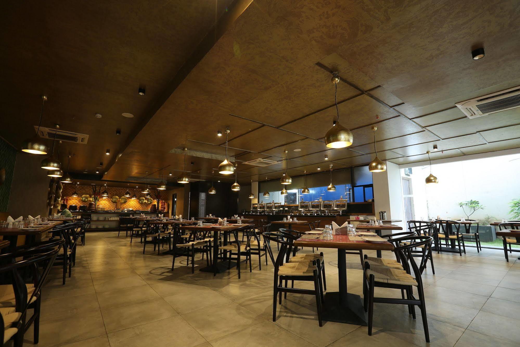 Hotel Deccan Serai, Hitec City, Hyderabad Eksteriør bilde