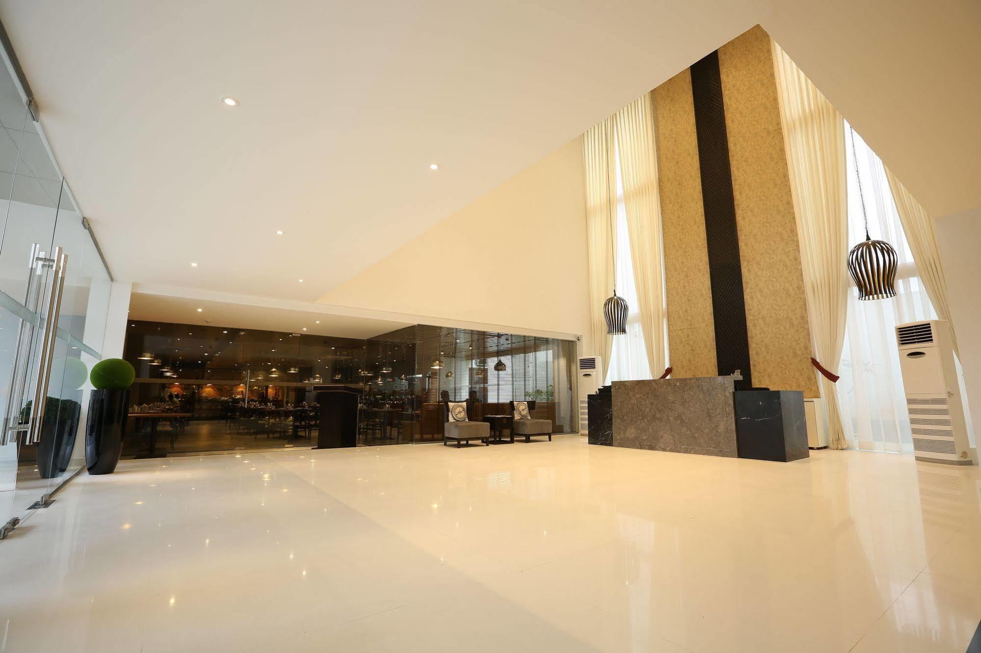 Hotel Deccan Serai, Hitec City, Hyderabad Eksteriør bilde
